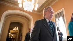 pemimpin mayoritas di Senat, Mitch McConnell di Capitol Hill di Washington (22/2).