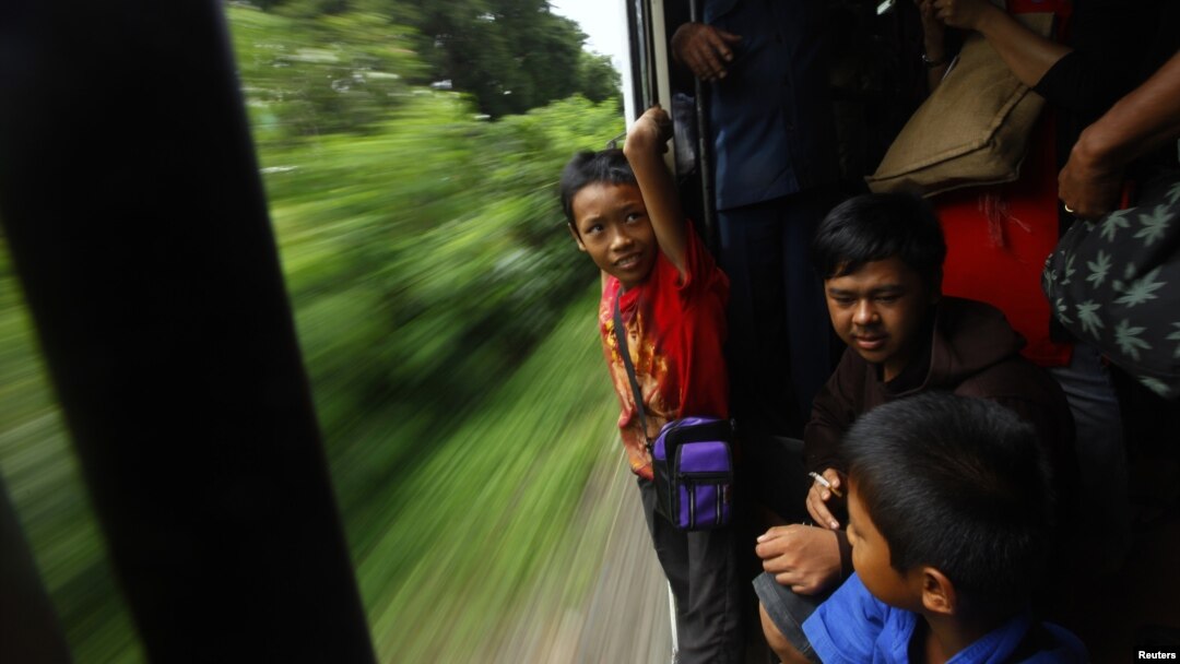 Remaja tuna wisma bermain di kereta api di Jakarta. (Foto: Dok)