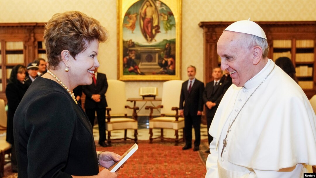 La presidenta de Brasil, Dilma Rousseff conversa con el papa Francisco en el Vaticano.
