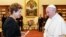 La presidenta de Brasil, Dilma Rousseff conversa con el papa Francisco en el Vaticano.