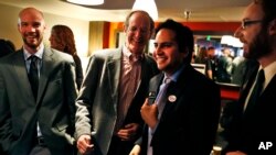 Brian Vicente, izquierda, presidente de la campaña por el sí de la propuesta AA celebra la aprobación del impuesto a la venta recreativa del cannabis en Colorado.