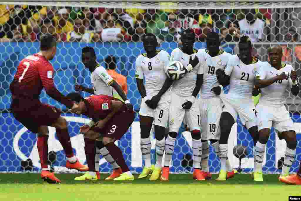 پرتگال کے رونالڈو گروپ جی کے مقابلے میں گھانا کے خلاف فری کِک لگاتے ہوئے