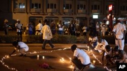 Des bougies sont allumées lors d'une cérémonie en hommage aux victimes des attaques de Ouagadougou, samedi 23 janvier 2016. (AP Photo/Theo Renaut)