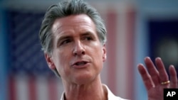 ARCHIVO – El gobernador de California, Gavin Newsom, saluda a las personas el 8 de julio de 2024, cerca del Common Man Roadside Market and Deli, en Hooksett, Nueva Hampshire. 