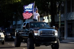 Partidarios del presidente Donald Trump participan en una manifestación el sábado 29 de agosto de 2020 desde el suburbio de Clackamas a Portland, Oregon. (AP Foto/Paula Bronstein)