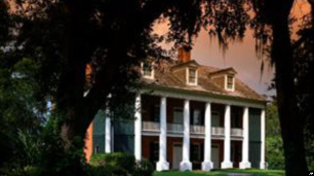 One can picture southern aristocrats sitting on the mansion’s veranda, sipping cocktails and looking out through the massive columns at the verdant landscape.