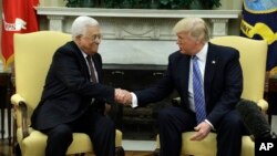 Presiden AS Donald Trump saat menerima Presiden Palestina Mahmoud Abbas di Gedung Putih, 3 Mei 2017 (foto: dok). Palestina memutuskan hubungan dengan pemerintahan Trump setelah AS mengakui Yerusalem sebagai ibu kota Israel.