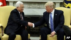 Presiden Palestina Mahmoud Abbas saat bertemu Presiden AS Donald Trump di Gedung Putih, 3 Mei 2017 lalu (foto: dok). Berbagai laporan mengatakan Presiden Donald Trump akan memindahkan Kedutaan AS ke Yerusalem dan mengakuinya sebagai ibu kota Israel. 