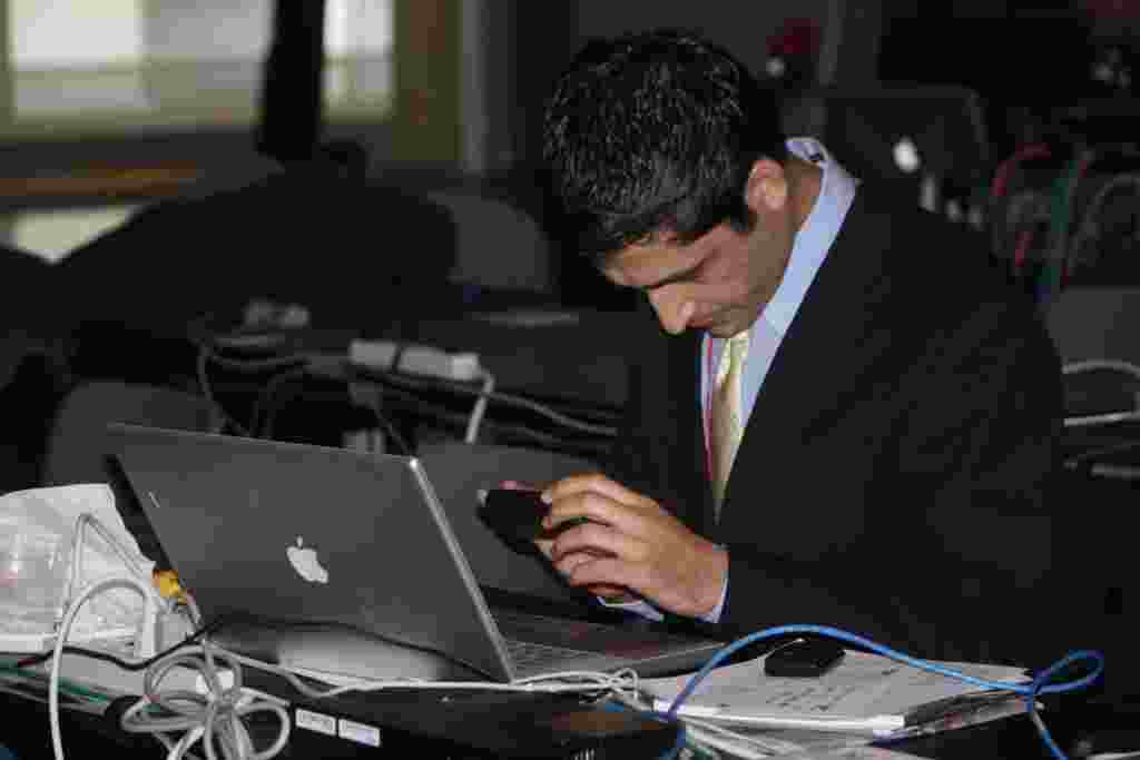 En el centro de convenciones hay camarógrafos, productores, reporteros, colaboradores y hasta blogueros.