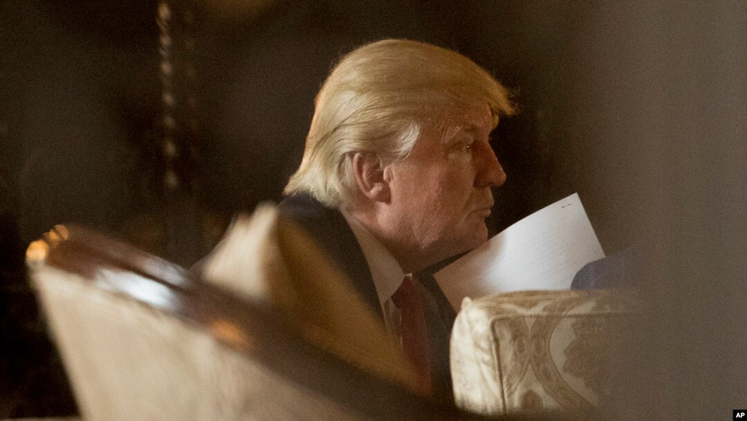 Presiden AS terpilih Donald Trump pada pertemuan di Mar-a-Lago, Palm Beach, Florida (21/12). (AP/Andrew Harnik)