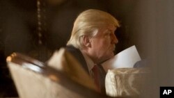 Presiden AS terpilih Donald Trump pada pertemuan di Mar-a-Lago, Palm Beach, Florida (21/12). (AP/Andrew Harnik)