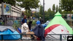 Un des campements sauvages de migrants installés à la porte de La Chapelle, à Paris, France, 17 août 2017.