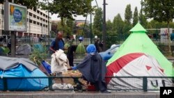 Un des campements sauvages des migrants installés à la porte de La Chapelle, dans le nord de Paris, France, 17 août 2017.