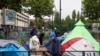 Un des campements sauvages des migrants installés à la porte de La Chapelle, dans le nord de Paris, France, 17 août 2017.