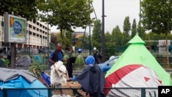 Un des campements sauvages des migrants installés à la porte de La Chapelle, dans le nord de Paris, France, 17 août 2017.