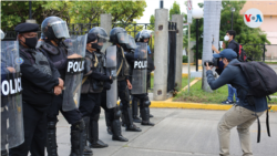 Los periodistas también han protestado por la llamada "Ley Mordaza" que pretende poner trabajas al ejercicio del periodismo, según denuncias. Foto Houston Castillo, VOA.