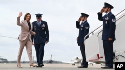 La candidata presidencial demócrata, la vicepresidenta Kamala Harris, llega a la base militar Andrews, en Maryland, rumbo a Filadelfia para un evento de campaña, el 17 de septiembre de 2024.