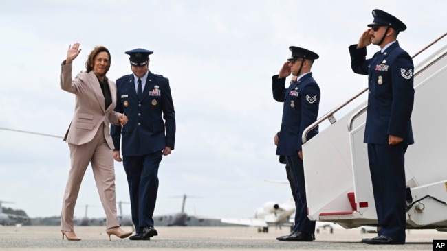 La candidata presidencial demócrata, la vicepresidenta Kamala Harris, llega a la base militar Andrews, en Maryland, rumbo a Filadelfia para un evento de campaña, el 17 de septiembre de 2024.