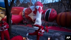 ARCHIVO - La manipuladora de globos Christel Nani posa frente al globo Mighty Morphin Red Ranger de los Power Rangers antes del inicio del Desfile del Día de Acción de Gracias de Macy's, el jueves 28 de noviembre de 2019, en Nueva York. (Foto AP/Mark Lennihan).