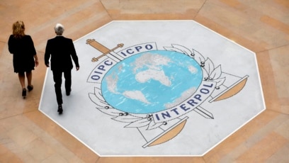 Biểu tượng của Interpol trong trụ sở cơ quan tại Lyon, Pháp. 