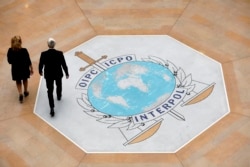 Logo Interpol di markas besar badan kepolisian internasional tersebut di Lyon, Prancis tengah, 8 November 2018.