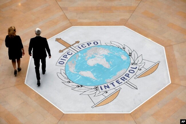 Logo Interpol di markas besar badan kepolisian internasional tersebut di Lyon, Prancis tengah, 8 November 2018.