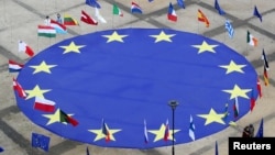 Arhiv - Velika zastava Evropske unije ispred sjedišta Evropske komisije u Briselu, Belgija, 8. maj 2021.