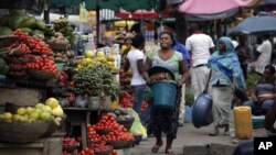 Suasana di sebuah pasar di Lagos, Nigeria (foto: dok). Harga-harga melonjak selama bulan Ramadan di Nigeria. 