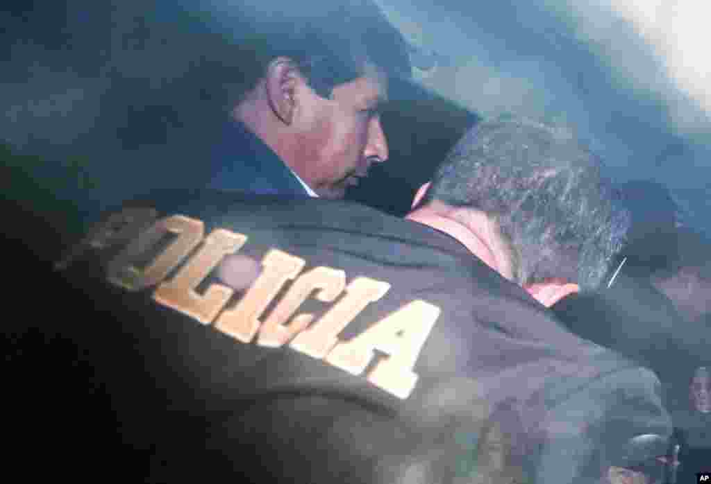 El presidente destituido de Perú, Pedro Castillo, es escoltado por la policía en la comisaría donde está detenido en Lima, Perú, el 7 de diciembre de 2022.