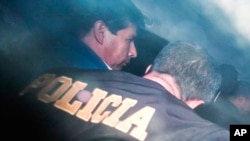 El presidente destituido de Perú, Pedro Castillo, es escoltado por la policía en la comisaría donde está detenido en Lima, el 7 de diciembre de 2022. 