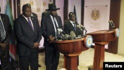 Presiden Sudan Selatan, Salva Kiir (tengah), dan mantan pemimpin pemberontak Riek Machar (kiri) menyerukan ketenangan dalam konferensi pers di Juba, Jumat (8/7). 