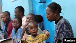 Wagonjwa wakiwa katika foleni kusubiri kupatiwa huduma kwenye kliniki ya Blue House jijini Nairobi.