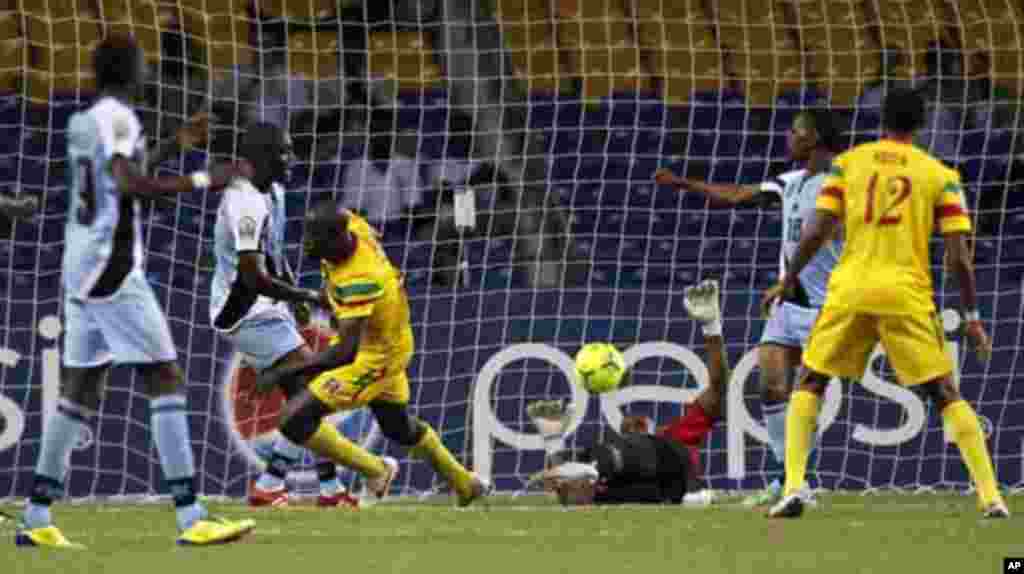 Mali's Garra Dembele (3rd L) scores against Botswana during their final African Cup of Nations Group D soccer match at the Stade De L'Amitie Stadium in Libreville February 1, 2012.