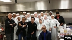 Pakar kuliner William Wongso (kiri) bersama kru VOA dan para murid sekolah kuliner 'L`Academie De Cuisine di Washington, D.C. (foto/dok: William Wongso)