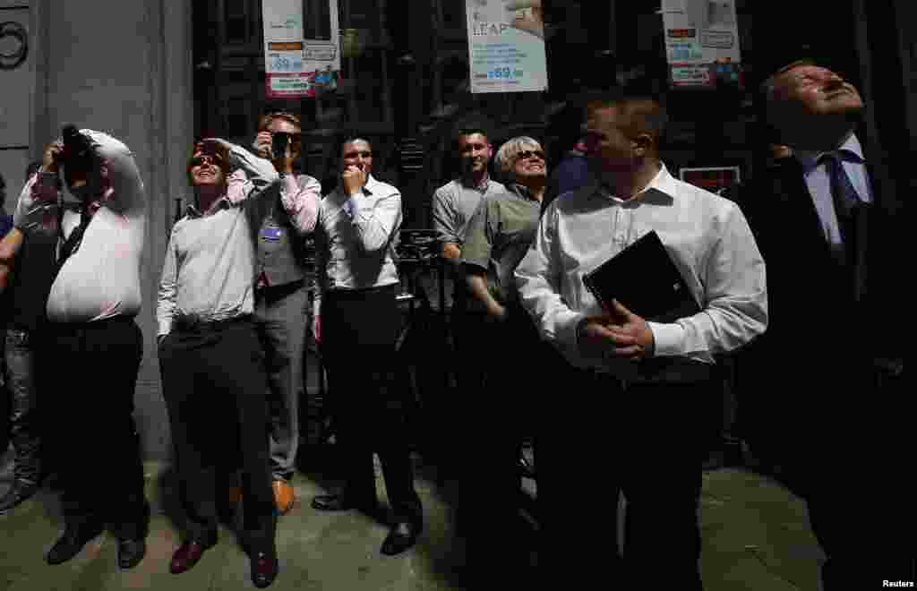 لندن میں 37 منزلہ عمارت کے شیشوں سے منعکس ہونے والی سورج کی شعاعیں شدید حدت کا باعث بن کر گرد نواح کی دکانوں اور عمارتوں کو نقصان پہنچا رہی ہیں۔