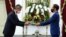 Dubes AS untuk Indonesia, Sung Yong Kim, menyerahkan surat kepercayaan kepada Presiden Joko Widodo di Istana Merdeka, Jakarta, hari Rabu (21/10).