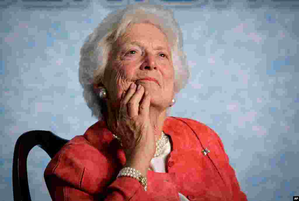 Mantan Ibu Negara Barbara Bush mendengarkan putranya, Presiden George W. Bush, saat dia berpidato mengenai reformasi Jaminan Sosial di Orlando, Florida, 18 Maret 2005.