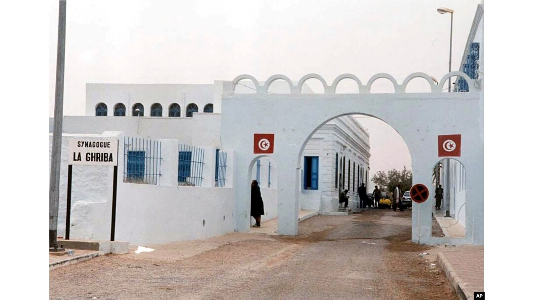 Sinagoga Ghriba terlihat di Djerba, Tunisia, 12 April 2002. Kementerian Dalam Negeri Tunisia mengatakan seorang penjaga angkatan laut menembak dan membunuh seorang kolega dan dua warga sipil Selasa, 9 Mei 2023, di dekat sinagoga selama ziarah tahunan Yahudi. (Foto: AP)