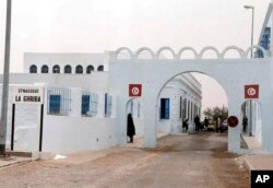 Sinagoga Ghriba terlihat di Djerba, Tunisia, 12 April 2002. Kementerian Dalam Negeri Tunisia mengatakan seorang penjaga angkatan laut menembak dan membunuh seorang kolega dan dua warga sipil Selasa, 9 Mei 2023, di dekat sinagoga selama ziarah tahunan Yahudi. (Foto: AP)