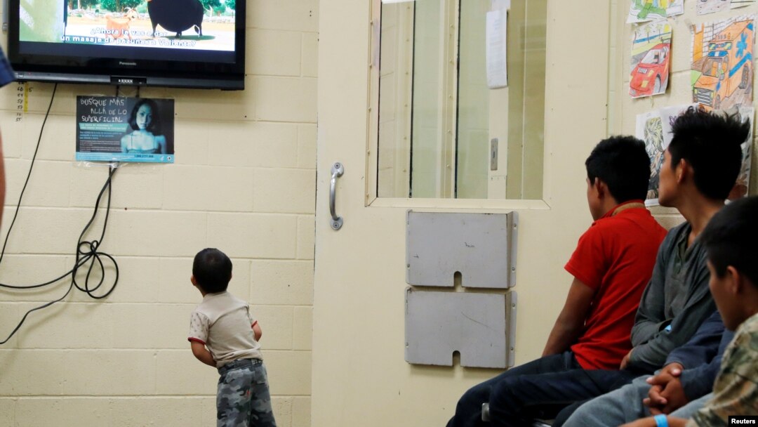 Anak-anak imigran ilegal, yang dipisahkan dari orang tua mereka, menonton film kartun sambil menunggu kedatangan ibu negara Melania Trump di fasilitas penahanan imigran di kota Tucson, Arizona (28/6). 