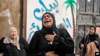Mujeres palestinas lloran luego de una incursión militar israelí en el campo de refugiados de Nur Shams en Cisjordania, el miércoles 27 de diciembre. Los ataques isralíes en un campo de refugiados en el norte de la Cisjordania ocupada mataron al menos a seis palestinos.