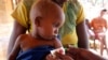 Le bras d'un enfant est mesuré dans un centre mis en place par le Programme alimentaire mondial et Action contre la faim, dans le village de Beraketa, à l'extrême sud de Madagascar le 12 novembre 2020.