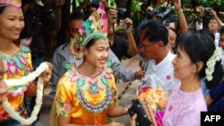 Bà Suu Kyi (phải), nhà đấu tranh cho dân chủ Miến Ðiện được dân chào đón khi bà đến Bagan