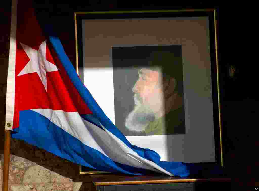 Una imagen de Fidel Castro y una bandera cubana se exhiben en honor del difunto líder un día después de su muerte, dentro del Ministerio de Relaciones Exteriores en La Habana, Cuba, el sábado 26 de noviembre de 2016.