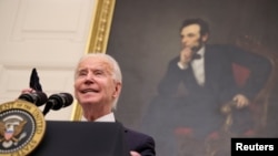 El presidente Joe Biden conversa con la prensa en la Casa Blanca, el 21 de enero de 2021.