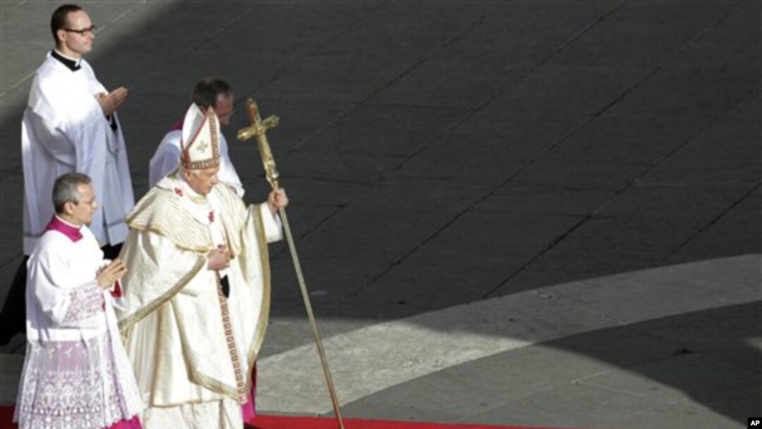 Đức Giáo Hoàng Benedict XVI trên đường đến cử hành lễ phong Thánh tại Quảng trường Thánh Phêrô ở Vatican, ngày 21/10/2012