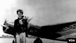 Amelia Earhart, 40, pokraj svoje Lockheed Electre 10E, prije njena zadnja leta 1937., iz Oaklanda, u Kaliforniji