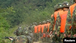 한국군 병사들이 지난 2002년 지뢰 제거 작업을 위해 DMZ 남측 지역에 진입하고 있다.