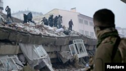 土耳其一座建筑物2023年2月6日在强震中倒塌。（路透社）
