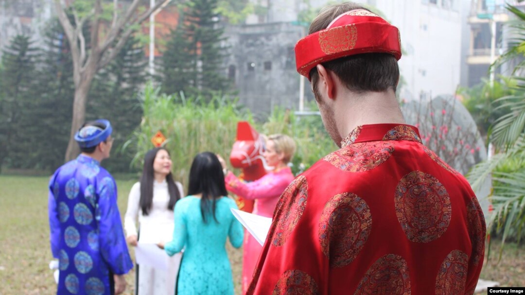 Nhân viên đại sứ quán Thụy Điển ở Hà Nội làm video clip chúc mừng năm mới Ất Mùi.